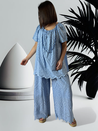 GIOVANI - PANTALON BLEU CIEL EN BRODERIE ANGLAISE JUSQU'A LA TAILLE 50/52