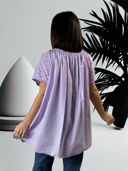 KATARINA - BLOUSE LILAS EN BRODERIE ANGLAISE JUSQU'A LA TAILLE 54