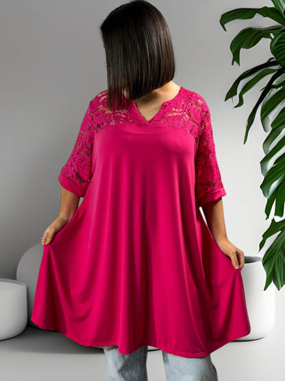 TESSA - TUNIQUE FUCHSIA AGREMENTE DE DENTELLE JUSQU'A LA TAILLE 52/54