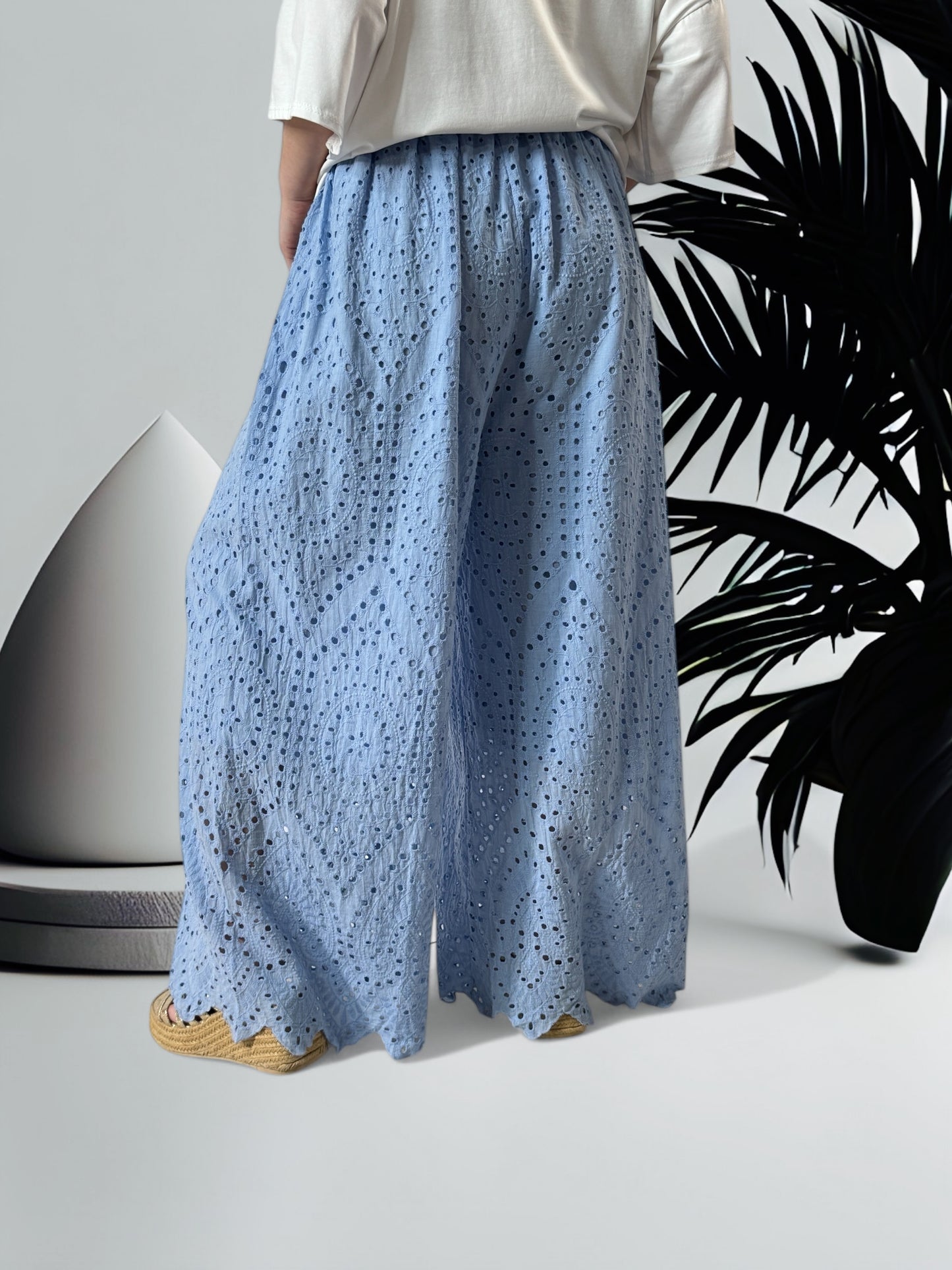 GIOVANI - PANTALON BLEU CIEL EN BRODERIE ANGLAISE JUSQU'A LA TAILLE 50/52
