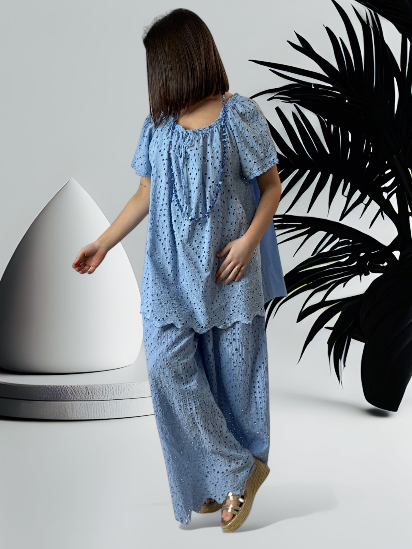 KATARINA - BLOUSE BLEU CIEL EN BRODERIE ANGLAISE JUSQU'A LA TAILLE 54