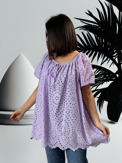KATARINA - BLOUSE LILAS EN BRODERIE ANGLAISE JUSQU'A LA TAILLE 54