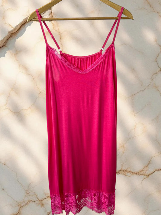 LUCINDA - FOND DE ROBE FUCHSIA BORDE DE DENTELLE JUSQU'A LA TAILLE 54
