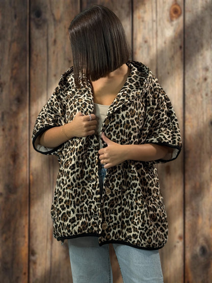 CLARENCE - GILET LEOPARD SANS MANCHES A CAPUCHE JUSQU'A LA TAILLE 48/50
