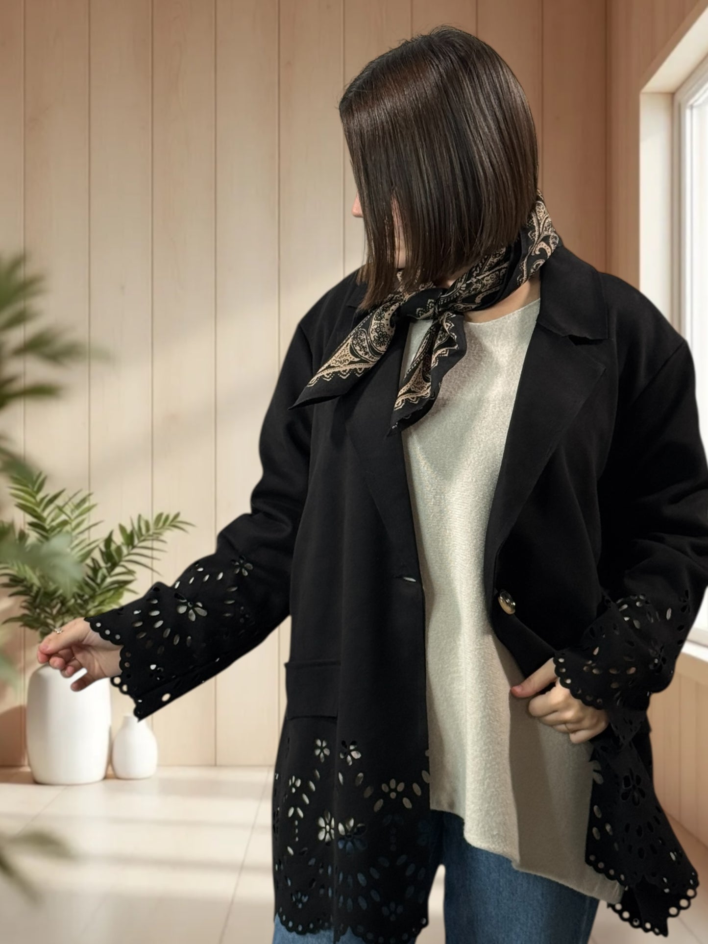 PAMELA - BLAZER NOIR EN SUEDINE DECOUPE DENTELLE JUSQU'A LA TAILLE 52