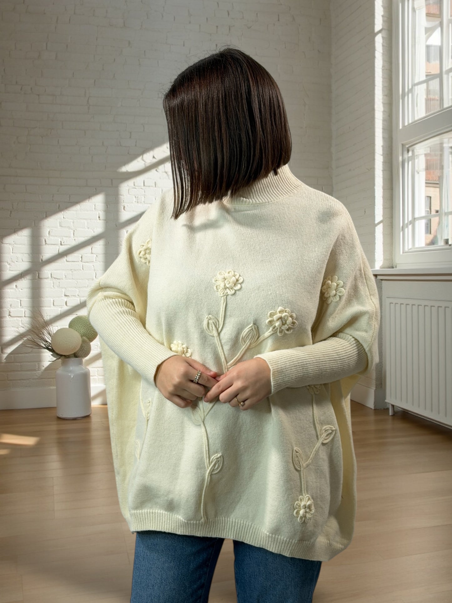 EVA - PULL OVERSIZE BRODE BLANC CASSE JUSQU'A LA TAILLE 56/58