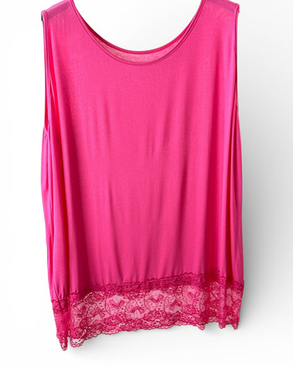 SANDY - TOP FUCHSIA BORDÉ DE DENTELLE TAILLE 50 A 58