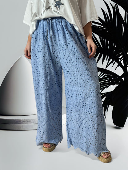 GIOVANI - PANTALON BLEU CIEL EN BRODERIE ANGLAISE JUSQU'A LA TAILLE 50/52