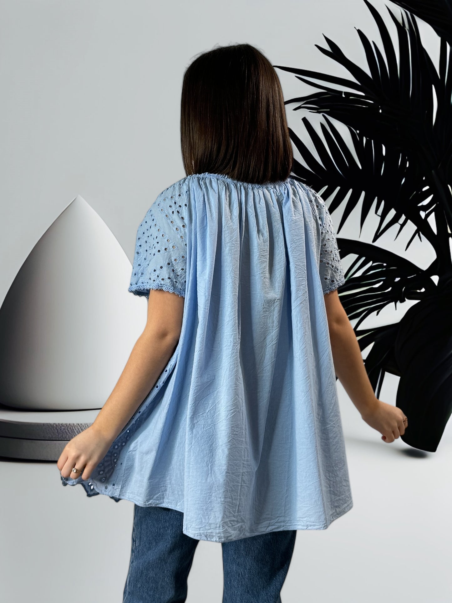 KATARINA - BLOUSE BLEU CIEL EN BRODERIE ANGLAISE JUSQU'A LA TAILLE 54