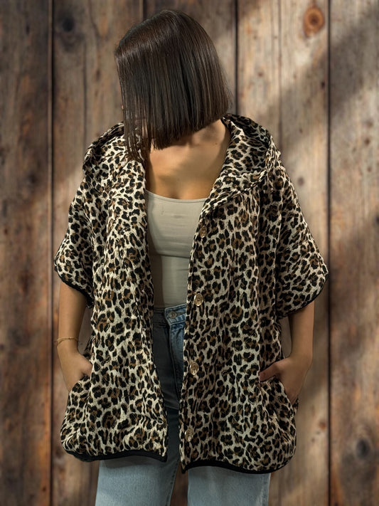 CLARENCE - GILET LEOPARD SANS MANCHES A CAPUCHE JUSQU'A LA TAILLE 48/50