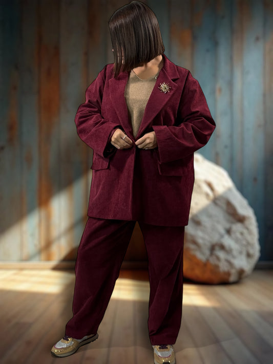 DIANA - VESTE BORDEAUX EN VELOURS AVEC SA BROCHE JUSQU'A LA TAILLE 52