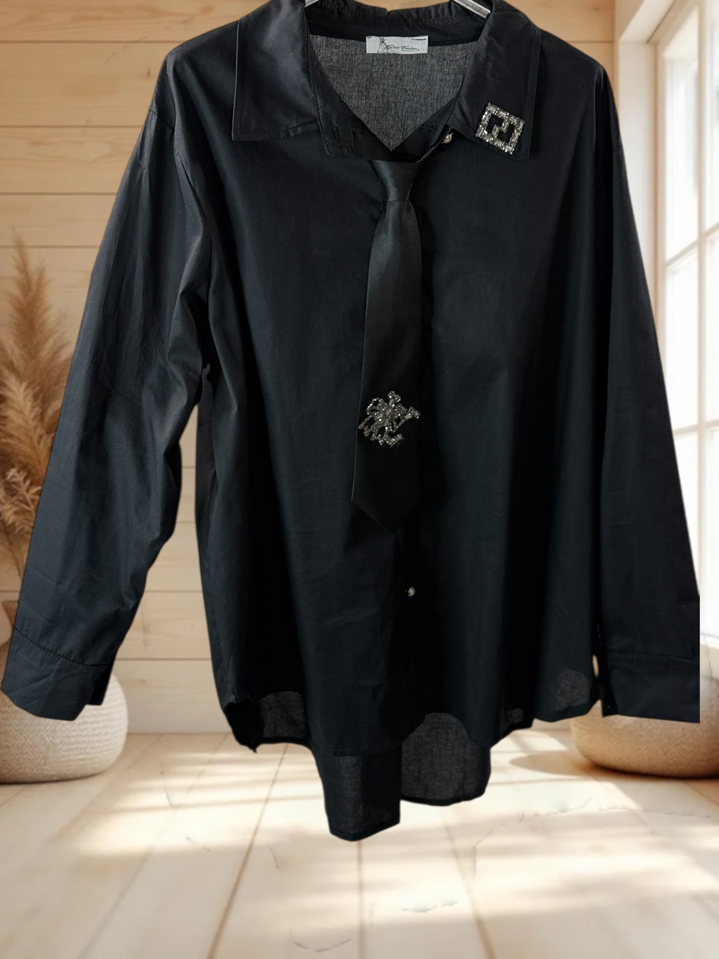 ANGIE - CHEMISE NOIRE AVEC CRAVATE JUSQU'A LA TAILLE 52