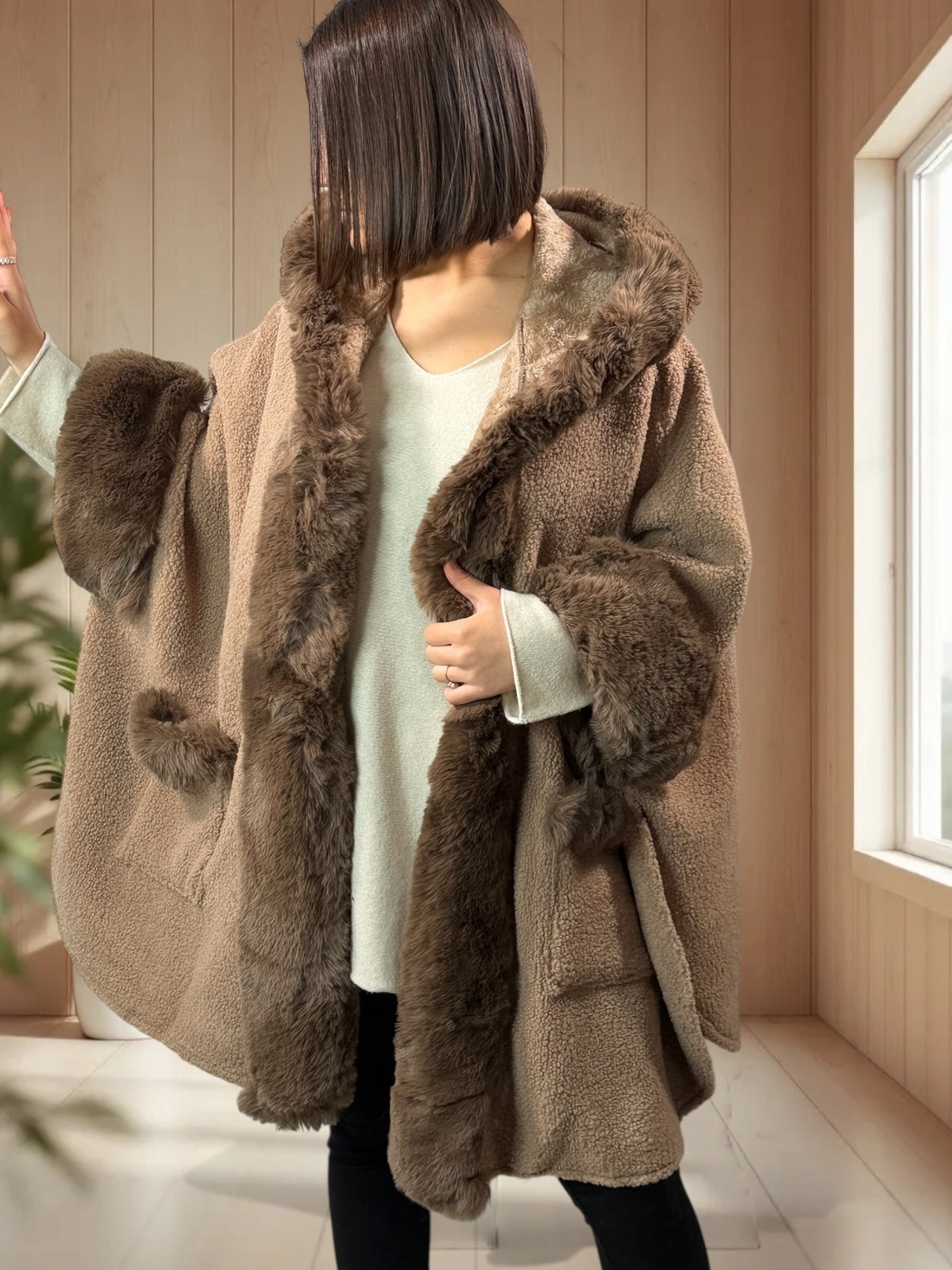 PAKITA - CAPE TAUPE A CAPUCHE BOUCLETTE FAUSSE FOURRURE