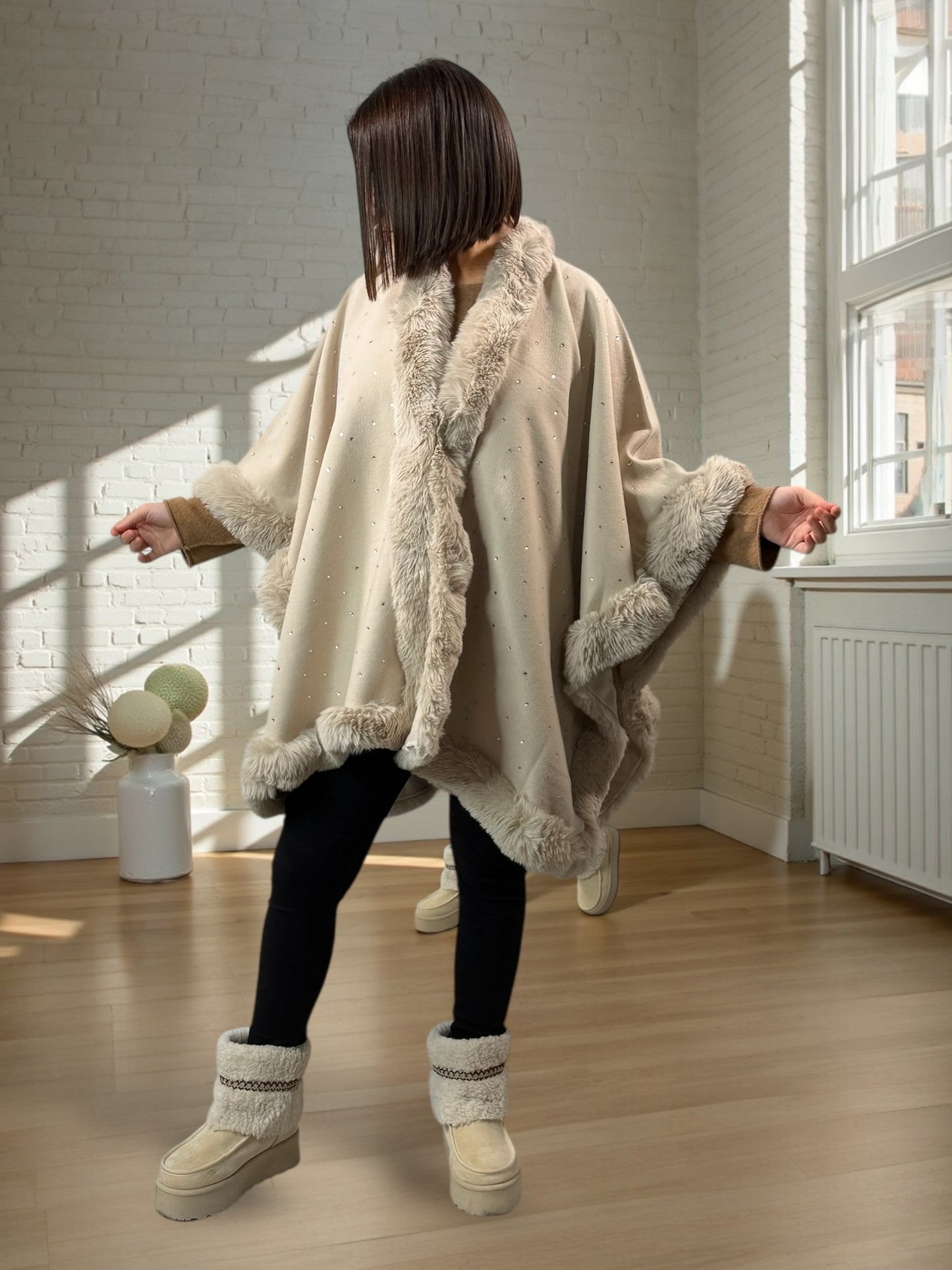 LOLA - CAPE BEIGE FAUSSE FOURRURE AVEC STRASS