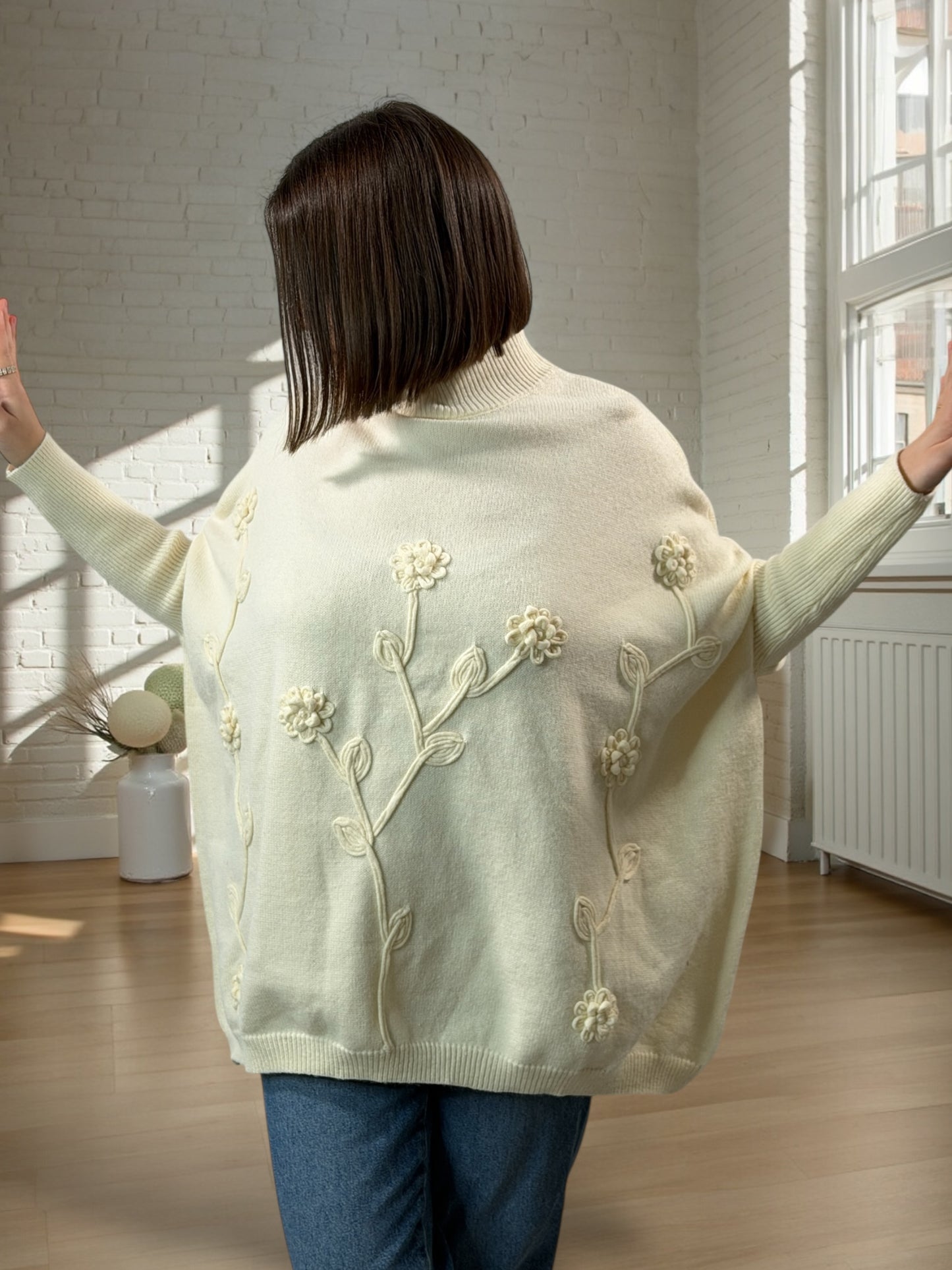 EVA - PULL OVERSIZE BRODE BLANC CASSE JUSQU'A LA TAILLE 56/58