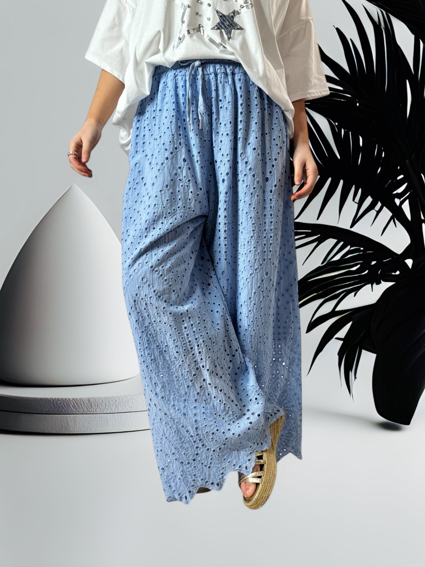 GIOVANI - PANTALON BLEU CIEL EN BRODERIE ANGLAISE JUSQU'A LA TAILLE 50/52