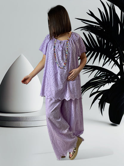 KATARINA - BLOUSE LILAS EN BRODERIE ANGLAISE JUSQU'A LA TAILLE 54