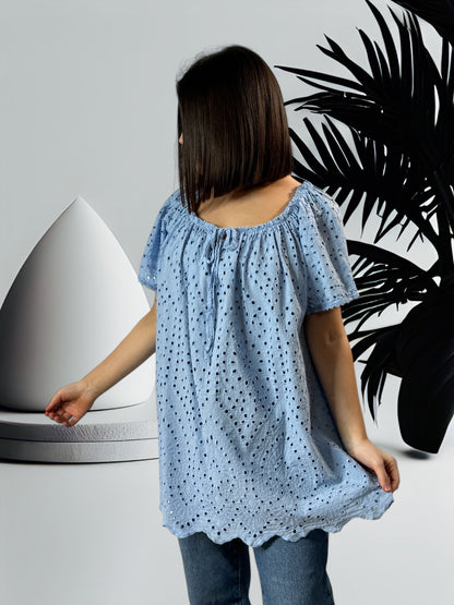 KATARINA - BLOUSE BLEU CIEL EN BRODERIE ANGLAISE JUSQU'A LA TAILLE 54