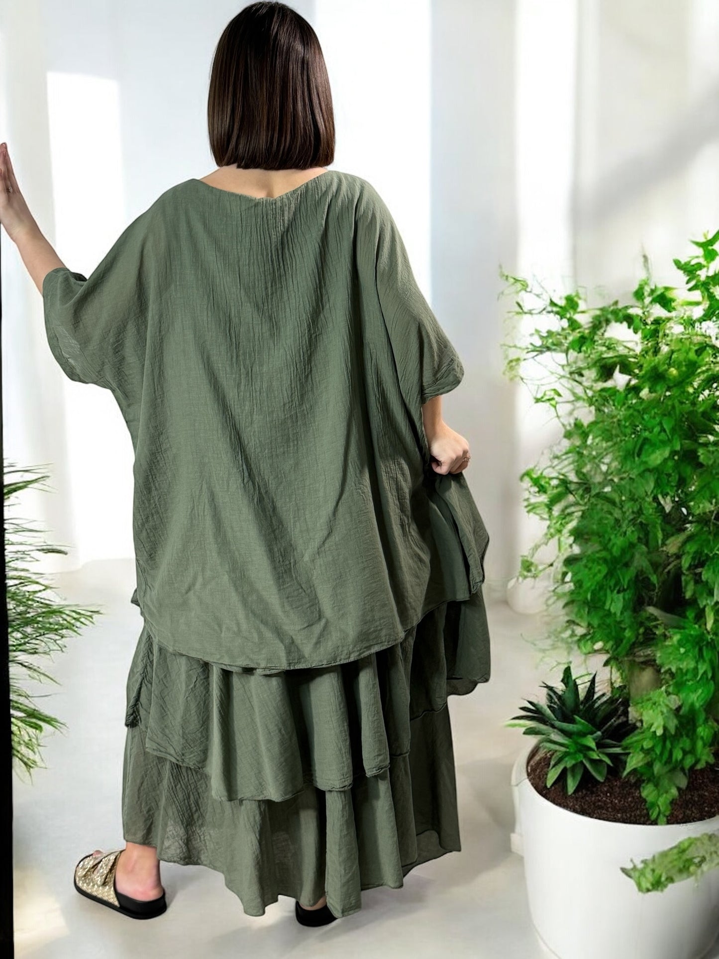 ADRIANA - ROBE KAKI A VOLANT JUSQU'A LA TAILLE 50