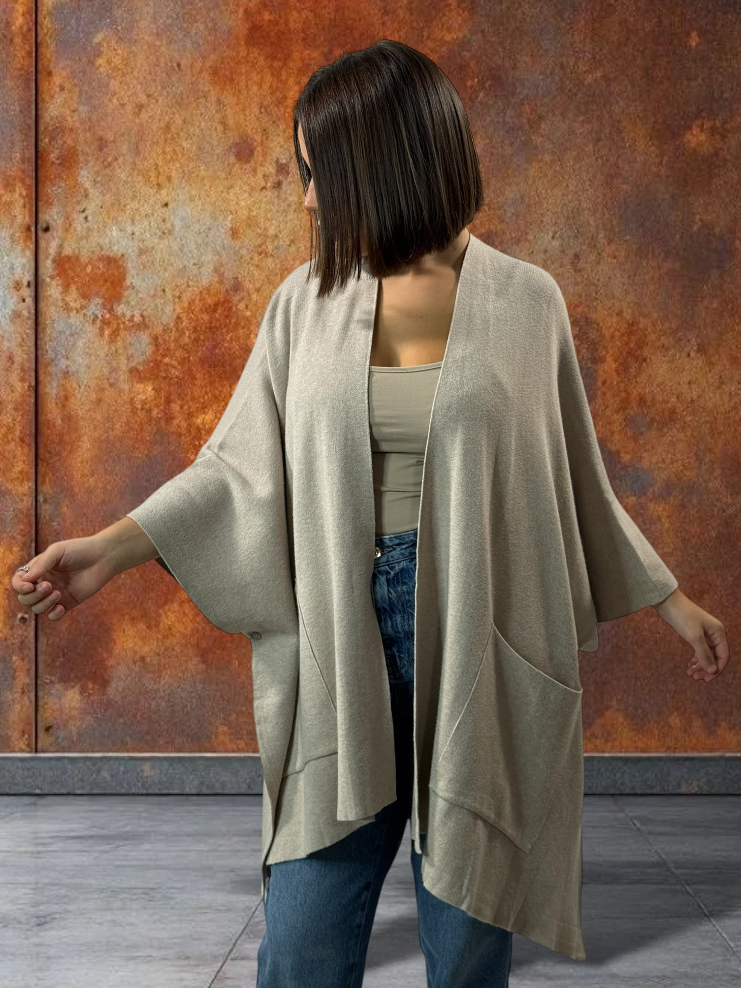 ADRIANA -GILET PONCHO TAUPE EN MAILLE JUSQU'A LA TAILLE 60