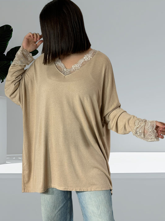 TIPHAINE - PULL BEIGE EN MAILLE BORDE DE DENTELLE JUSQU'A LA TAILLE 54
