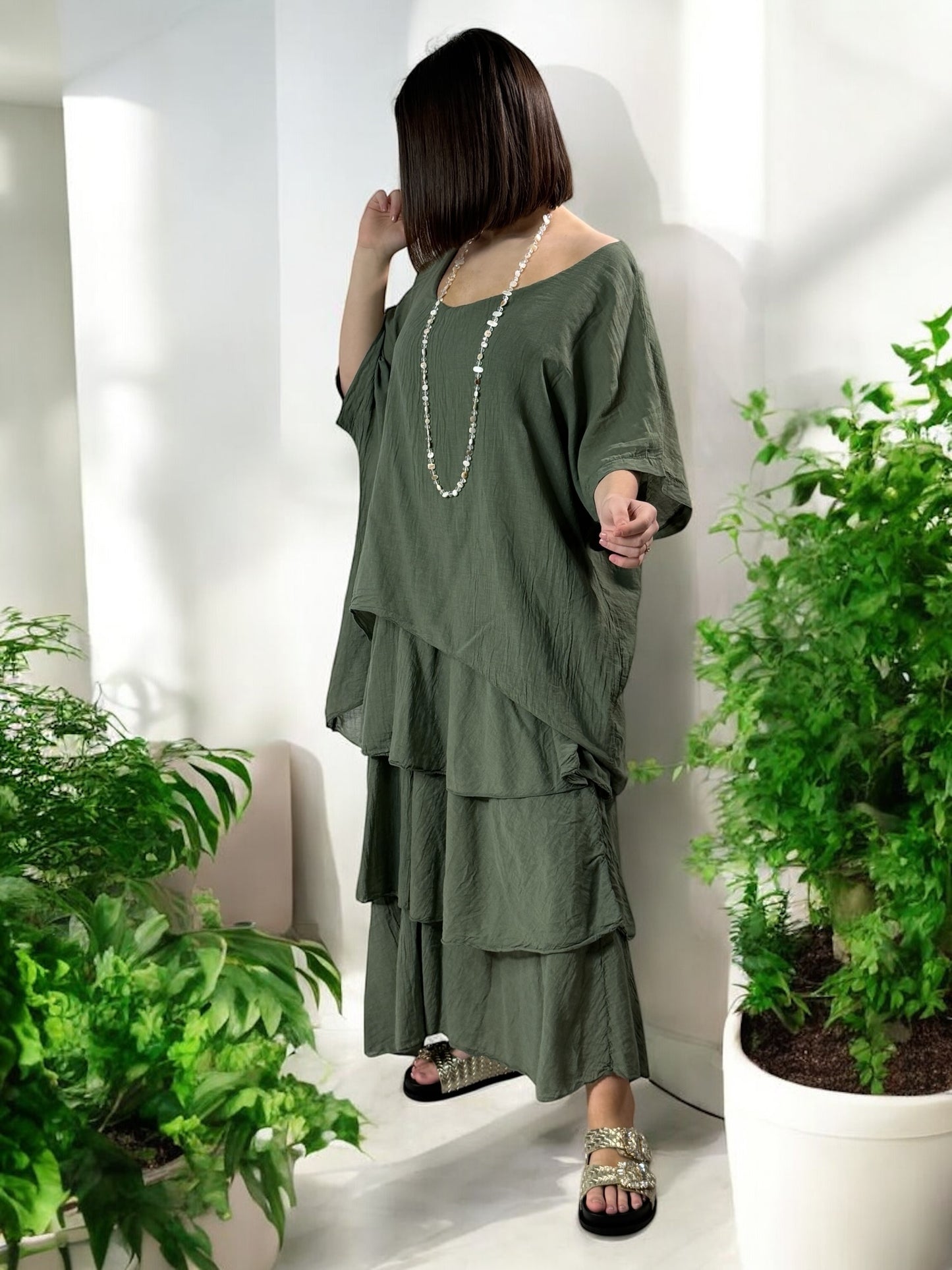 ADRIANA - ROBE KAKI A VOLANT JUSQU'A LA TAILLE 50