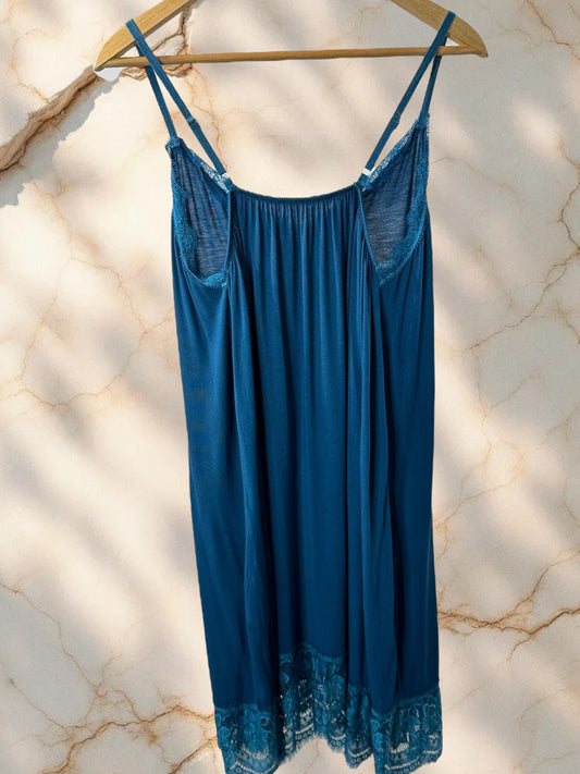 LUCINDA - FOND DE ROBE BLEU BORDE DE DENTELLE JUSQU'A LA TAILLE 54