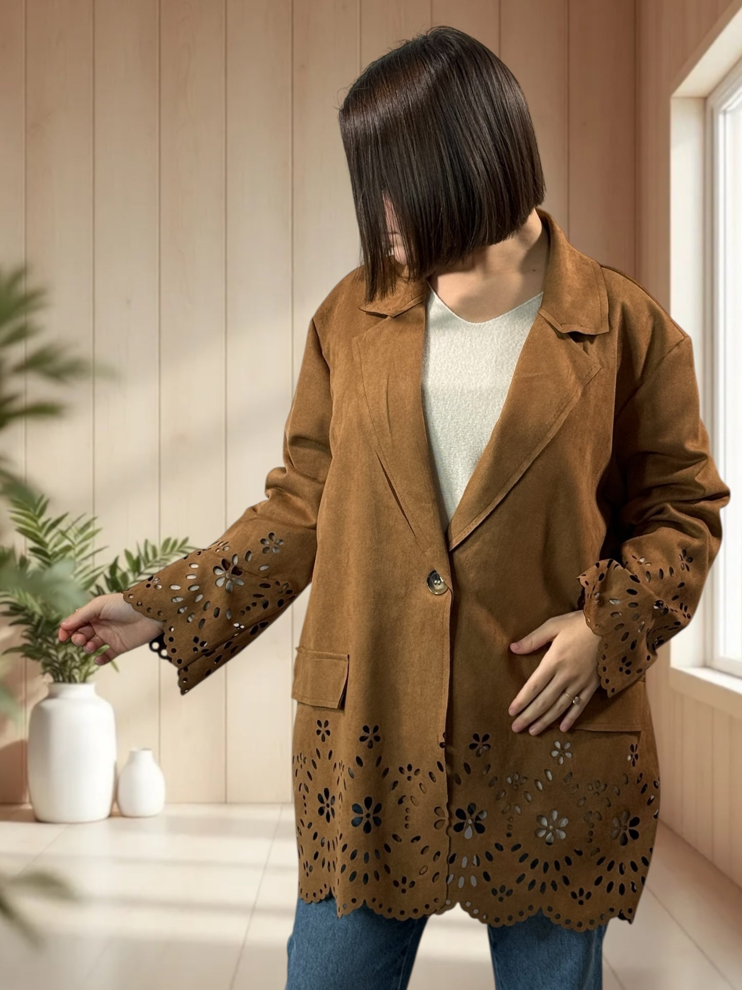 PAMELA - BLAZER CAMEL EN SUEDINE DECOUPE DENTELLE JUSQU'A LA TAILLE 52