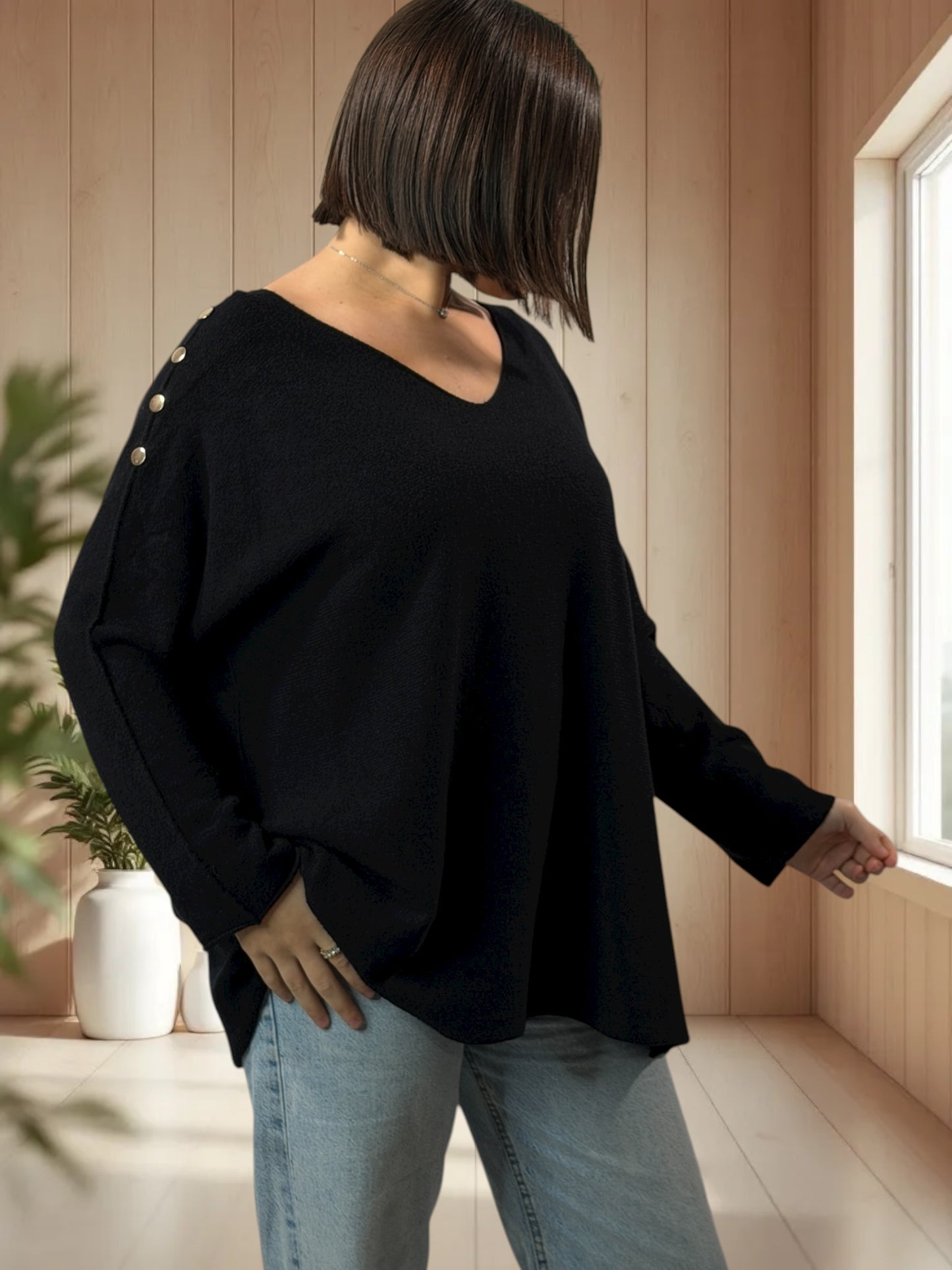 DONNA - PULL OVERSIZE NOIR AVEC BOUTONS DORES JUSQU'A LA TAILLE 52