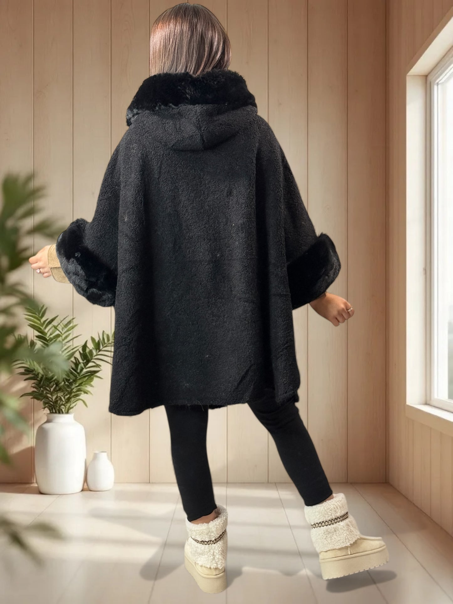 PAKITA - CAPE NOIRE A CAPUCHE BOUCLETTE FAUSSE FOURRURE