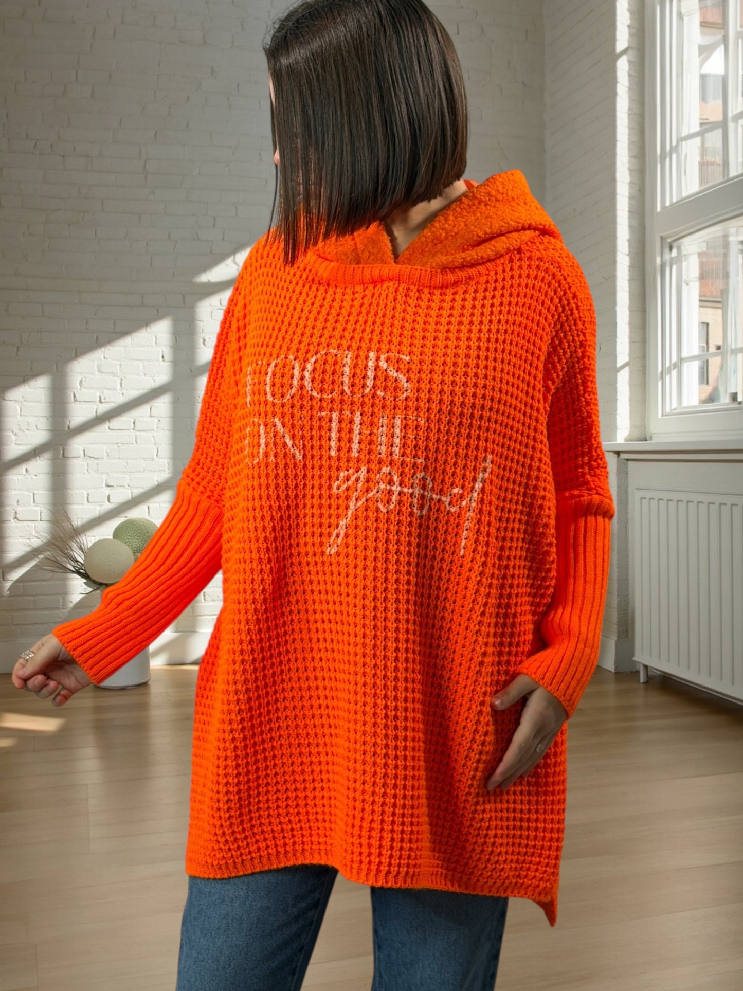 MIKA - PULL OVERSIZE ORANGE AVEC CAPUCHE JUSQU'A LA TAILLE 56/58