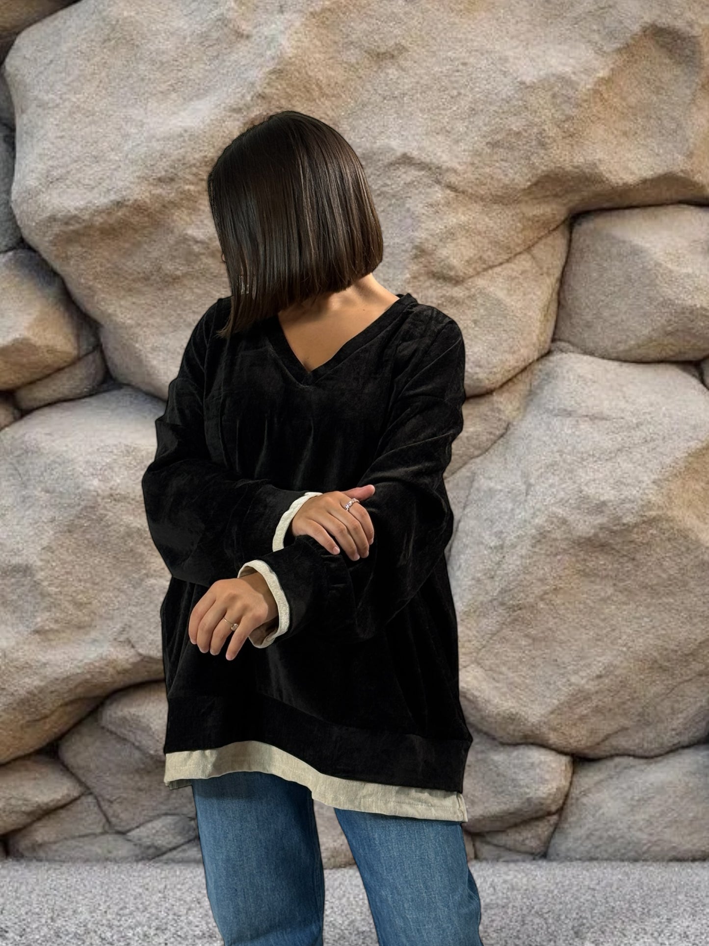 CLOE - SWEAT NOIR EN VELOURS STRETCH OVERSIZE JUSQU'A LA TAILLE 52