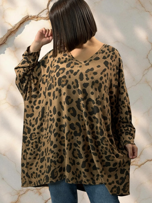 LOUNA - PULL OVERSIZE EN MAILLE FLUIDE LEOPARD CAMEL JUSQU'A LA TAILLE 56