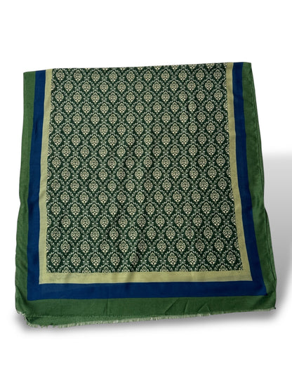 GRANDE ECHARPE VERTE A MOTIF