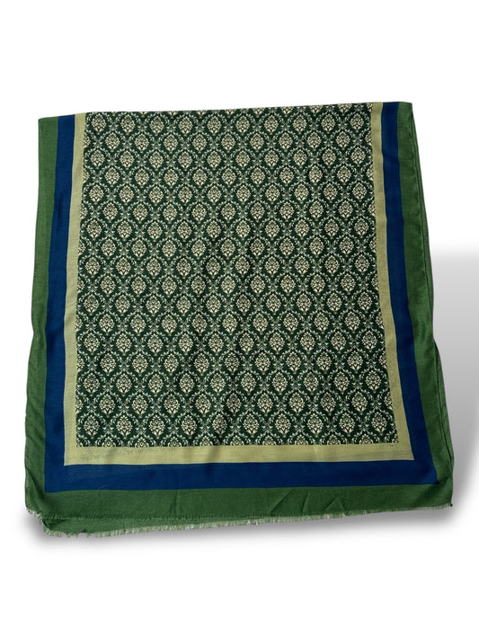 GRANDE ECHARPE VERTE A MOTIF