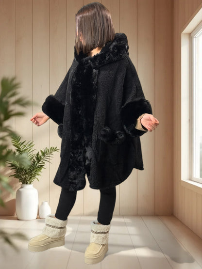 PAKITA - CAPE NOIRE A CAPUCHE BOUCLETTE FAUSSE FOURRURE