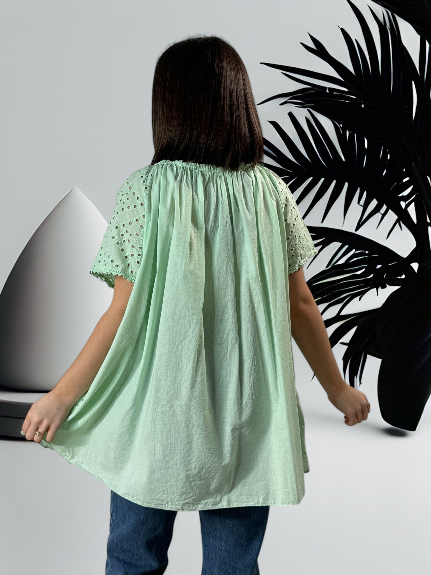 KATARINA - BLOUSE VERTE EN BRODERIE ANGLAISE JUSQU'A LA TAILLE 54