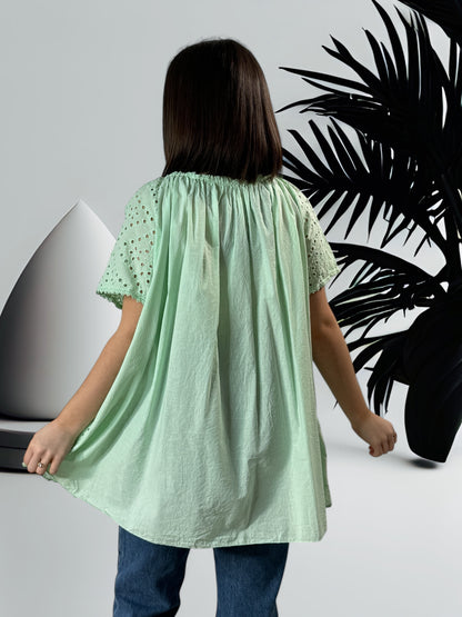 KATARINA - BLOUSE VERTE EN BRODERIE ANGLAISE JUSQU'A LA TAILLE 54