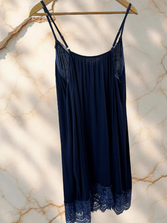 LUCINDA - FOND DE ROBE MARINE BORDÉ DE DENTELLE JUSQU'A LA TAILLE 54