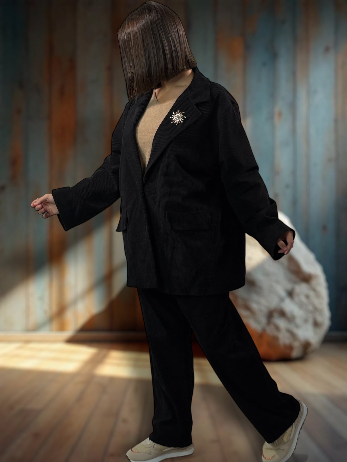 DIANA - VESTE NOIRE EN VELOURS AVEC SA BROCHE JUSQU'A LA TAILLE 52