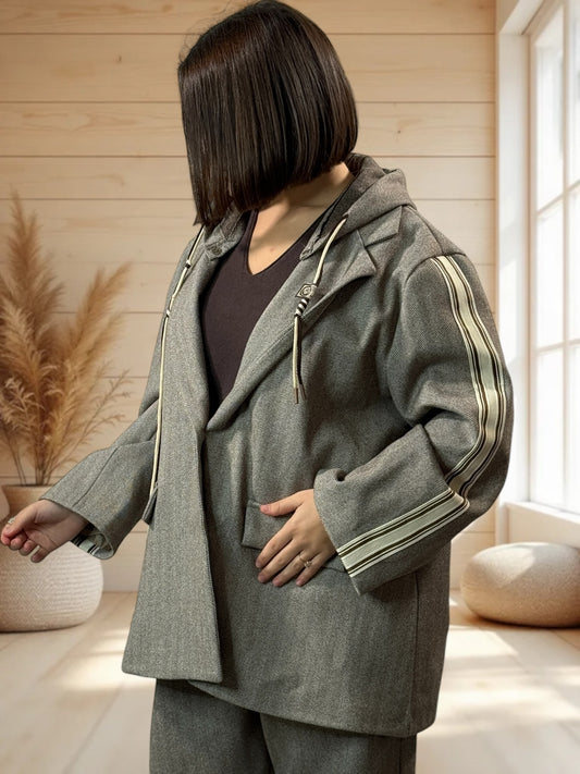 ALEXANDRA - VESTE TAUPE AVEC CAPUCHE JUSQU'A LA TAILLE 52/54