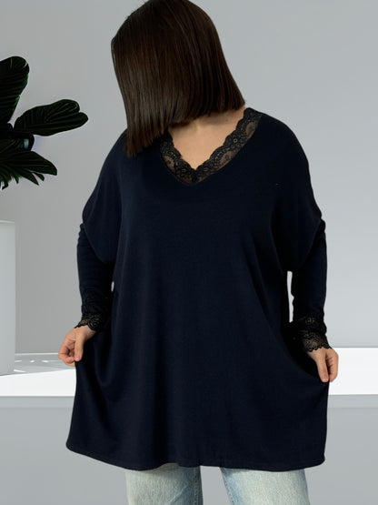 VALENTINA - PULL MARINE EN MAILLE BORDE DE DENTELLE JUSQU'A LA TAILLE 54