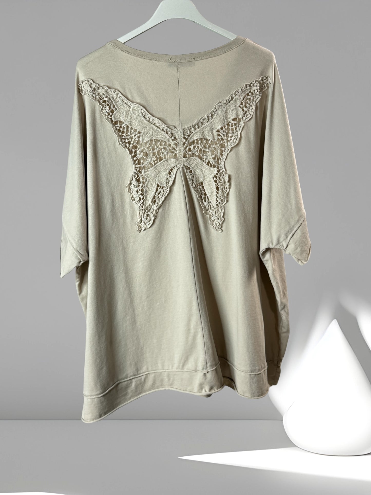 RITA - T-SHIRT BEIGE OVERSIZE MOTIF PAPILLON AU DOS JUSQU'A LA TAILLE 54/56
