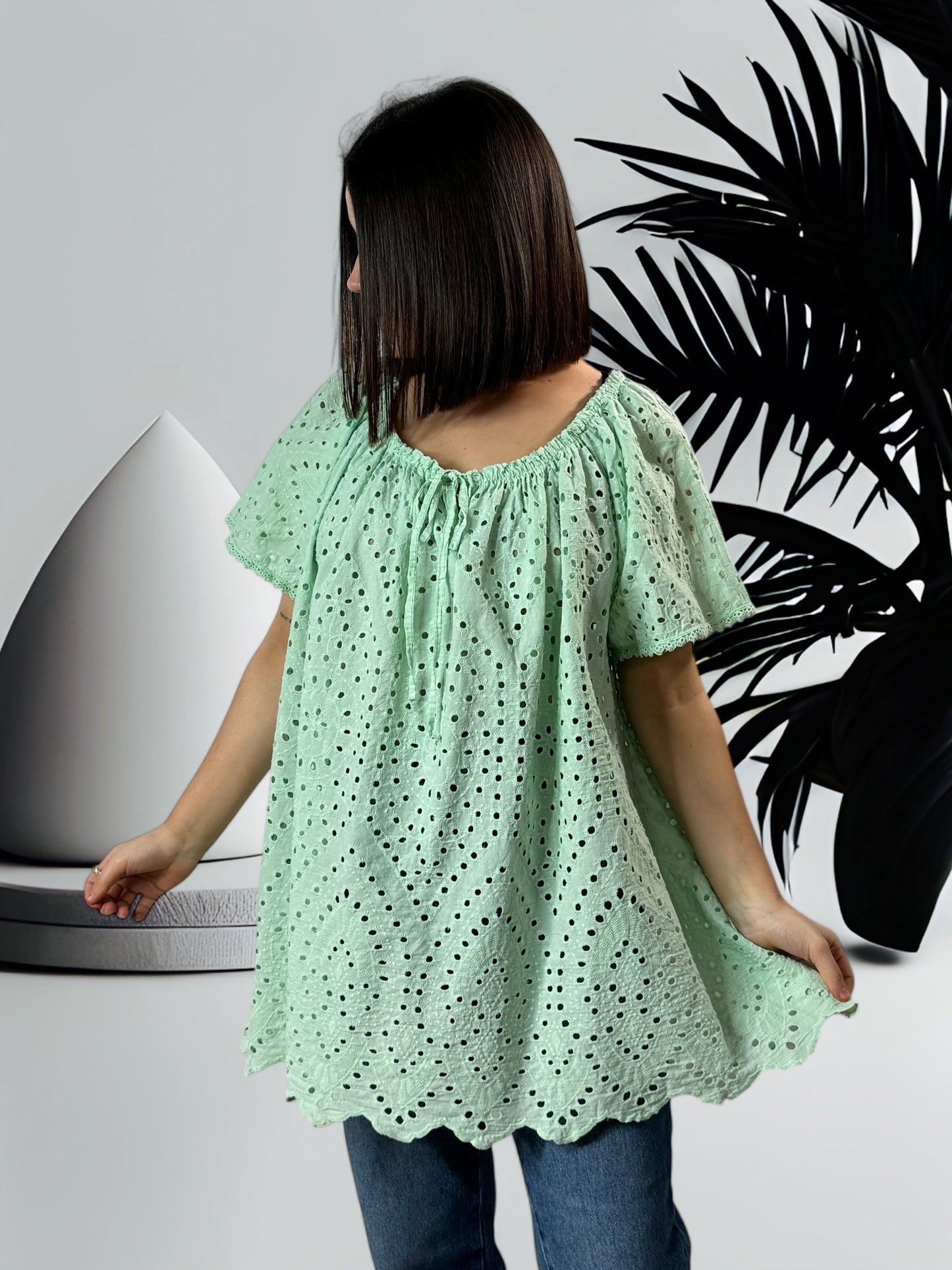 KATARINA - BLOUSE VERTE EN BRODERIE ANGLAISE JUSQU'A LA TAILLE 54