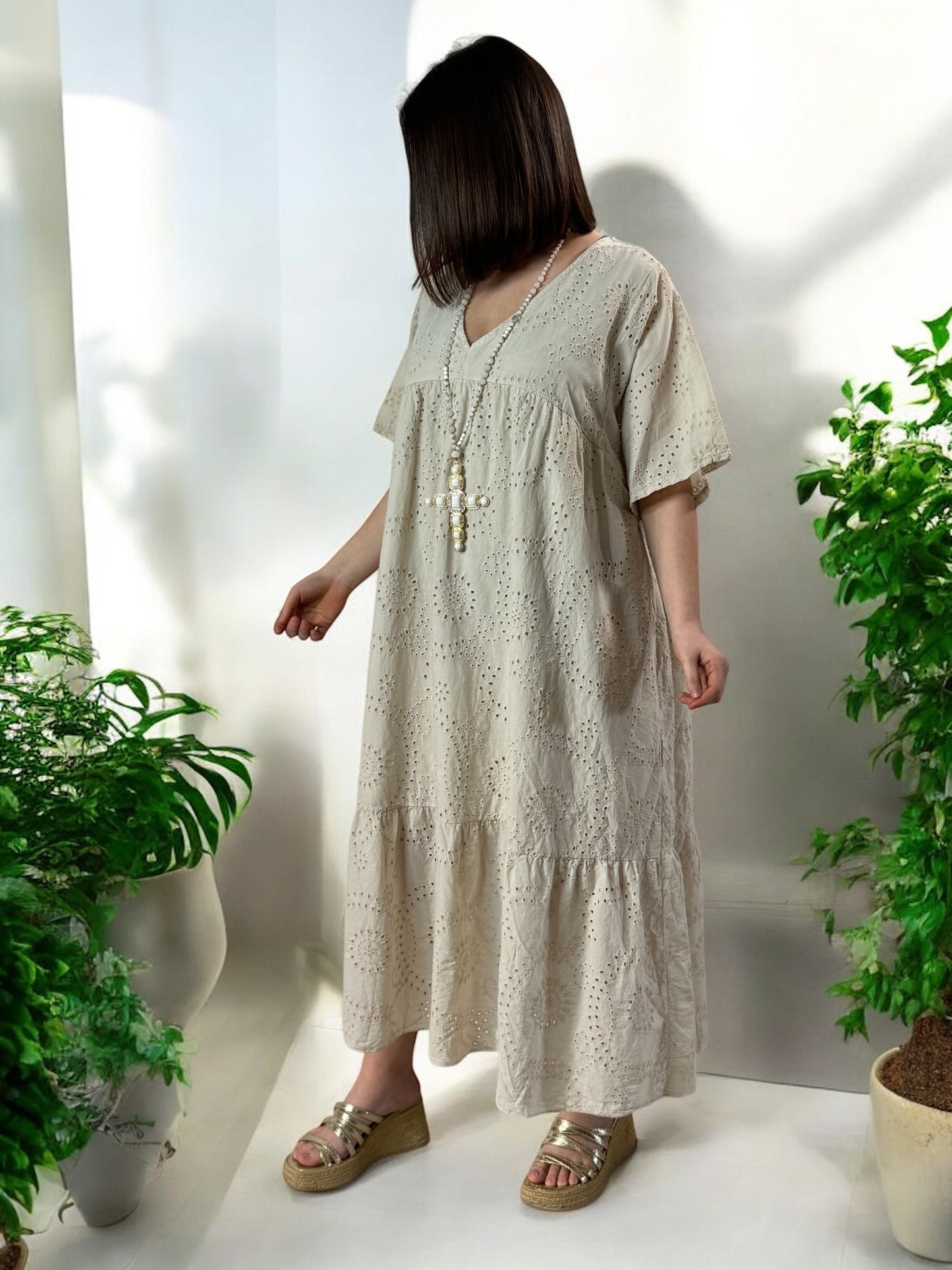 NINA - ROBE BEIGE EN BRODERIE ANGLAISE JUSQU'A LA TAILLE 54/56