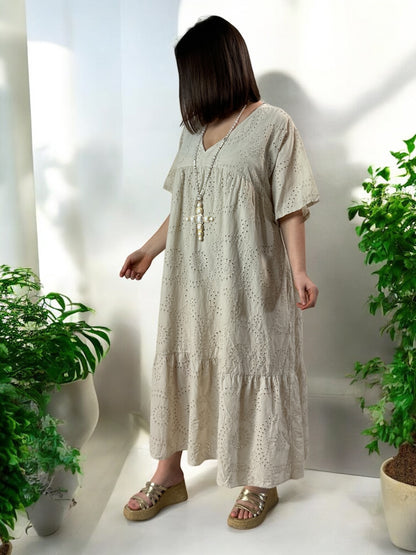 NINA - ROBE BEIGE EN BRODERIE ANGLAISE JUSQU'A LA TAILLE 54/56