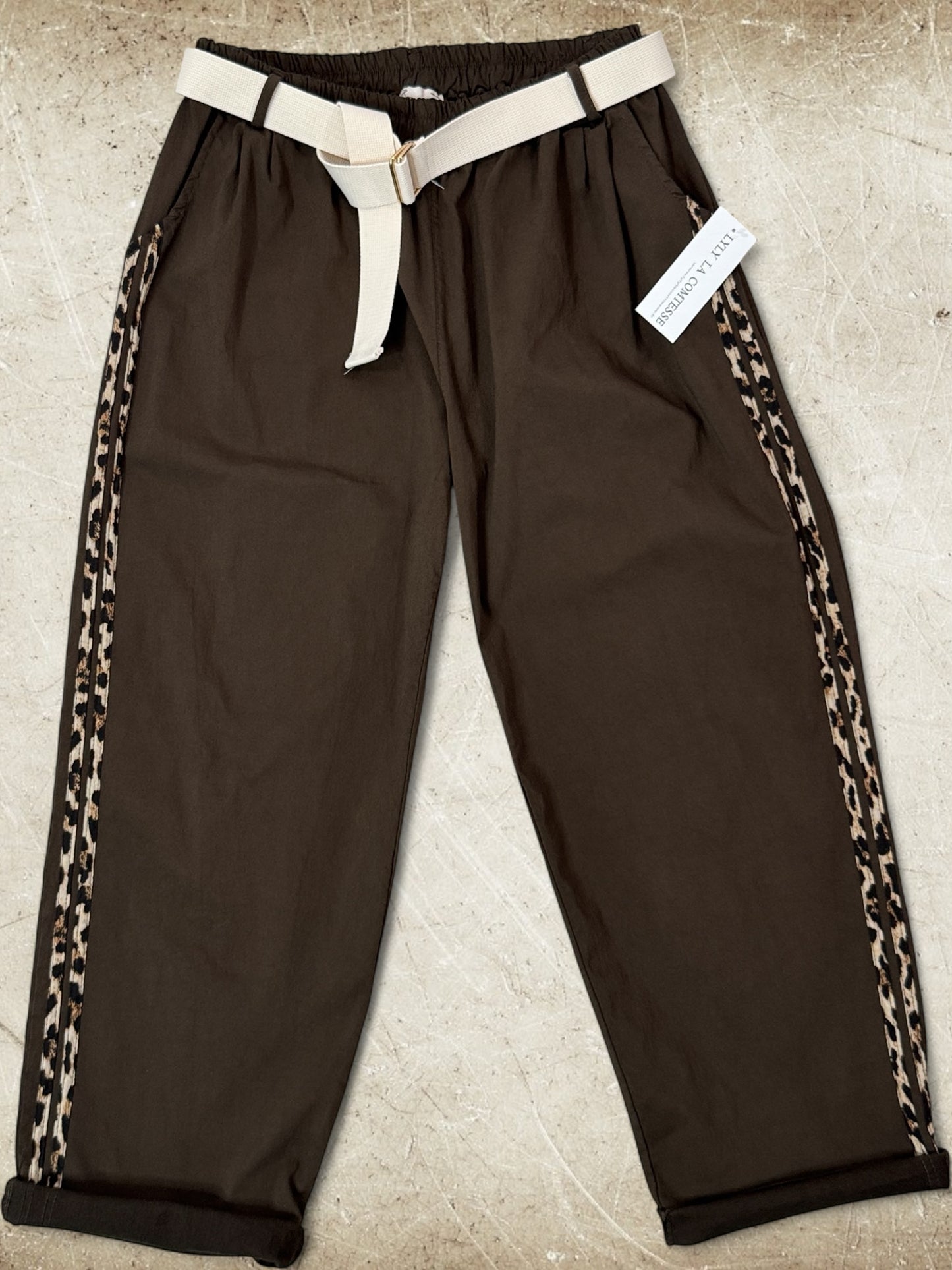 GABIN - PANTALON MARRON AVEC CEINTURE JUSQU'A LA TAILLE 52/54