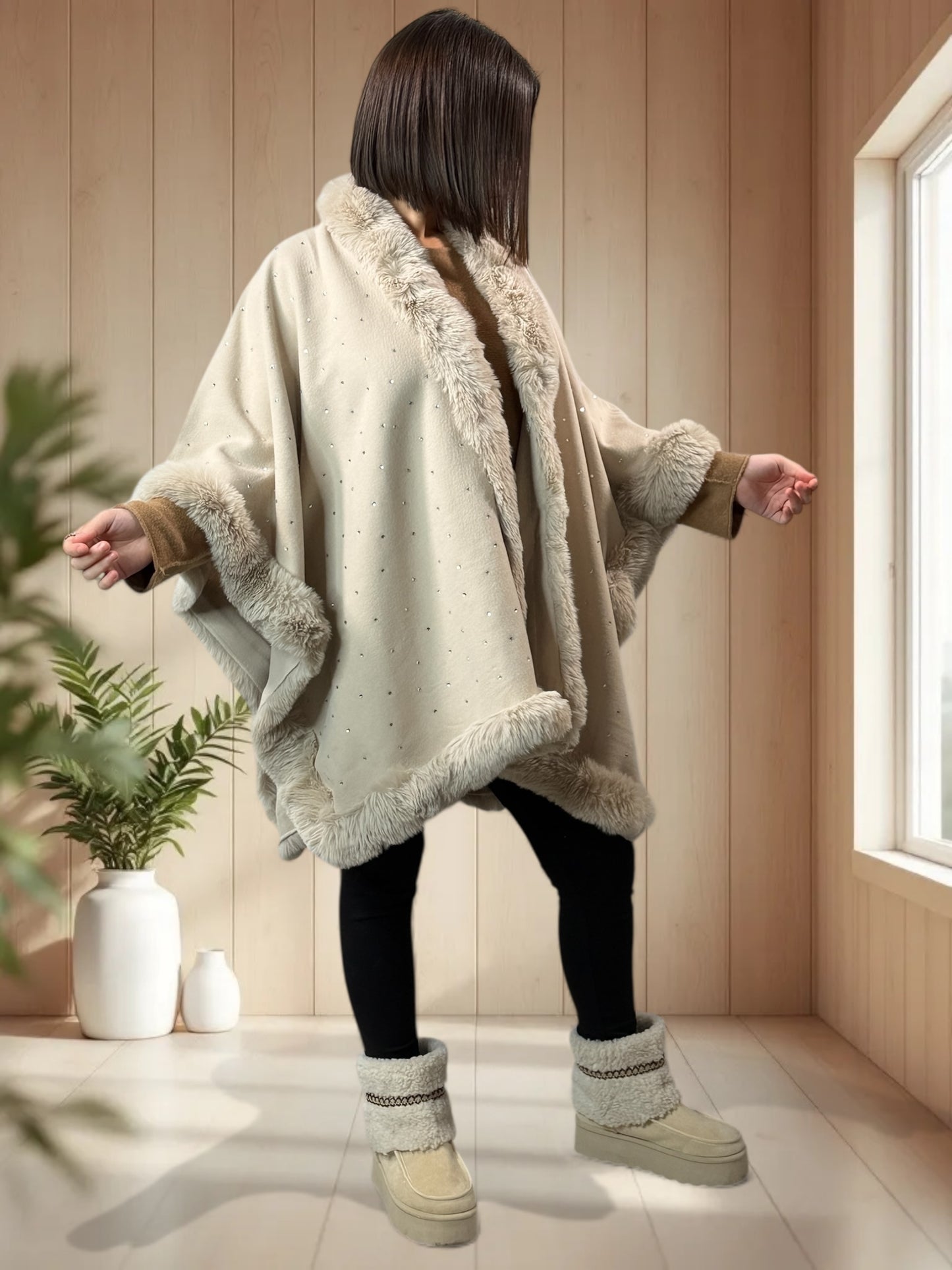 LOLA - CAPE BEIGE FAUSSE FOURRURE AVEC STRASS