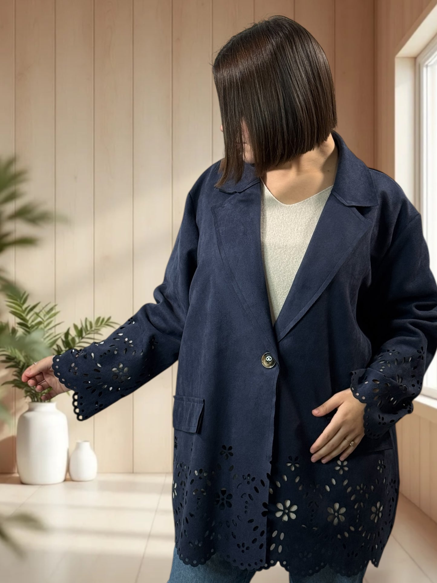 PAMELA - BLAZER MARINE EN SUEDINE DECOUPE DENTELLE JUSQU'A LA TAILLE 52