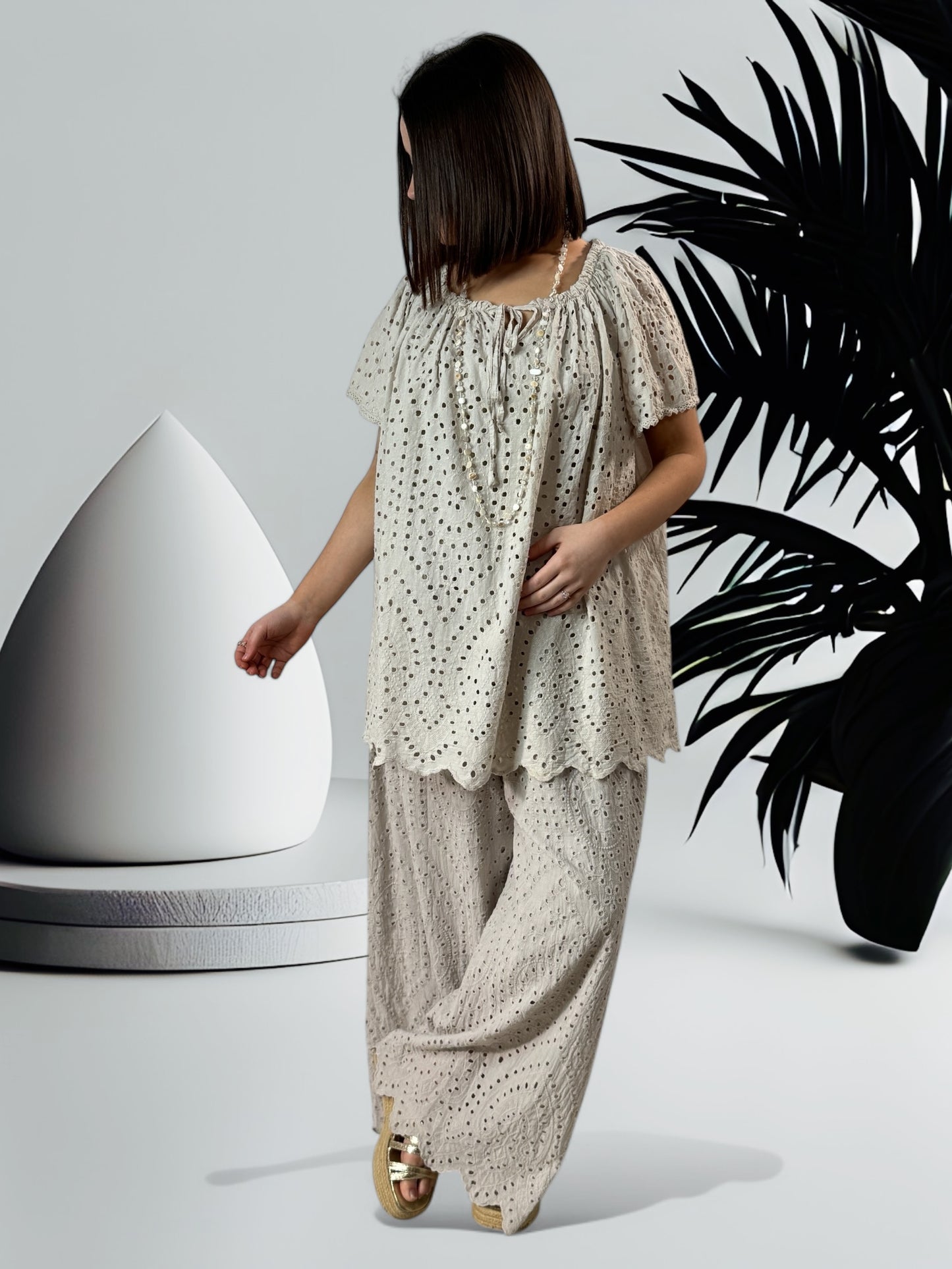 GIOVANI - PANTALON BEIGE EN BRODERIE ANGLAISE JUSQU'A LA TAILLE 50/52